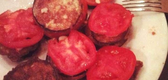Жареные баклажаны с помидорами и чесноком