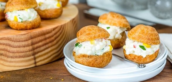 Профитроли с начинкой из крабового салата