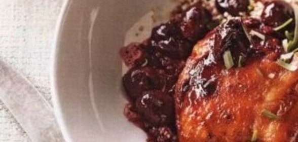 Куриные бедрышки с вишневым соусом