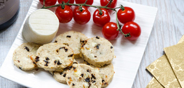 Овсяное печенье с козьим сыром и вялеными томатами