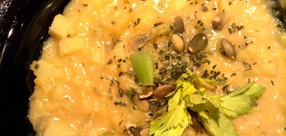 Гороховая похлебка с карри и сельдереем