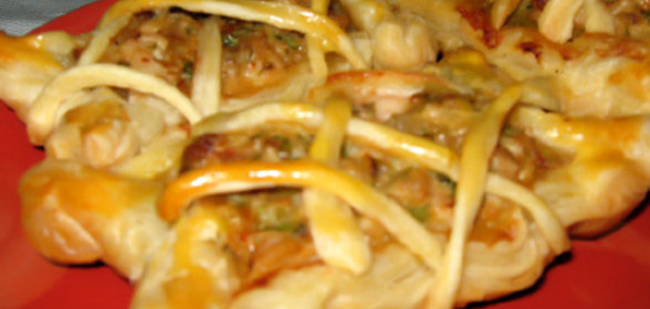 Слоеные пирожки с мясом