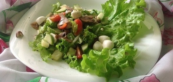 Салат с шампиньонами и моцареллой