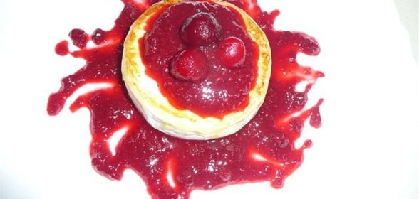 Теплый сыр камамбер в вишнево-клюквенном соусе с вяленой вишней