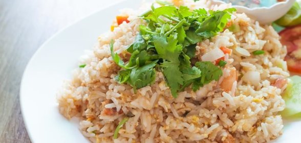 Жареный рис с одуванчиками и снытью