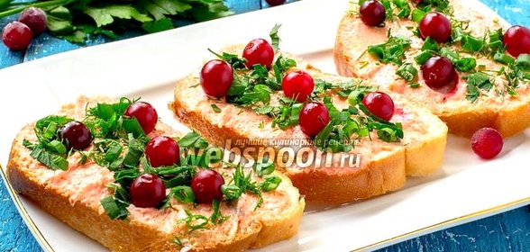Бутерброды с икрой мойвы, клюквой и зеленью