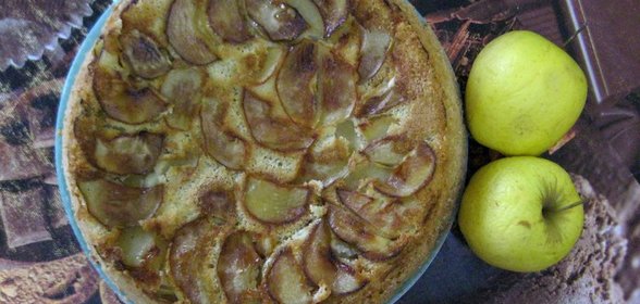 Яблочная шарлотка с кукурузной мукой