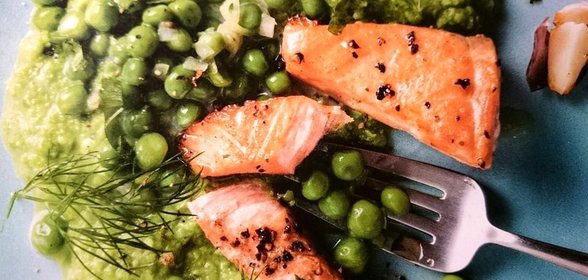 Жареный лосось с гороховым пюре