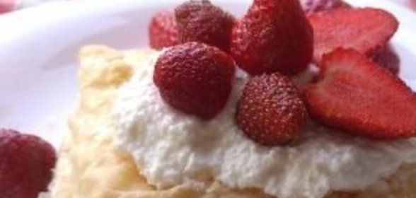 Слойки с творогом и клубникой