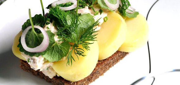 Смёрребрёд с курицей и маринованным луком