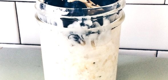 Сырая овсяная каша с ягодами и миндалем