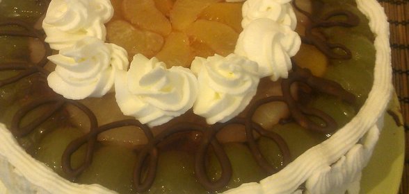 Торт с банановым кремом и фруктами в желе