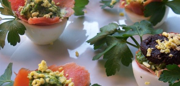 Яйца фаршированые лососем и соусом песто !!!