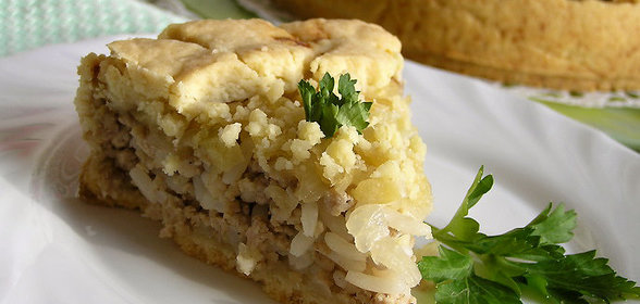 Мясной пирог с рисом, карамелизированным луком и яблоками