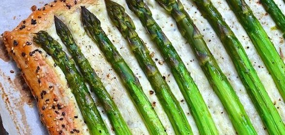 Слоеный пирог со спаржей