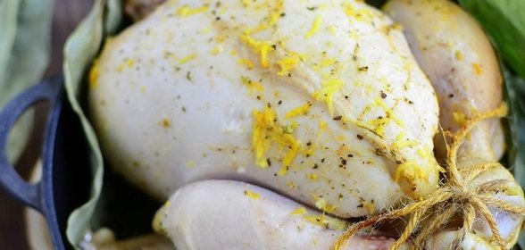 Нежный диетический цыпленок, запеченный в бамбуковых листьях