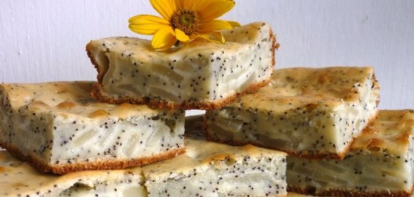 Простой пирог с грушами и маком