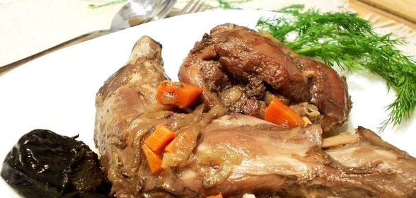 Кролик тушеный с черносливом