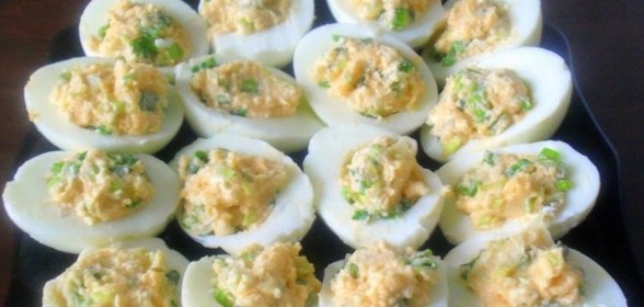 Яйца фаршированные икрой мойвы