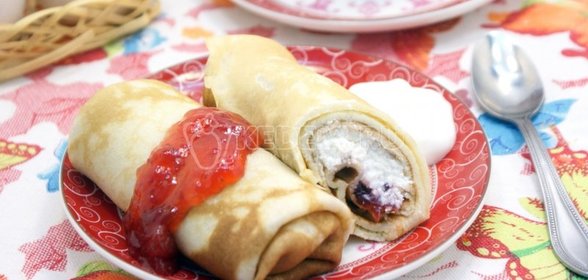 Блины на сливках с творогом и клубничным джемом