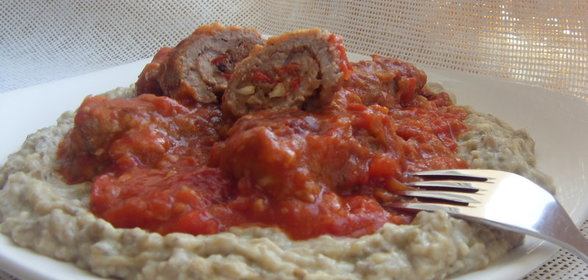 Соус бегенди-пюре из баклажанов с мясными рулетиками в томатном соусе