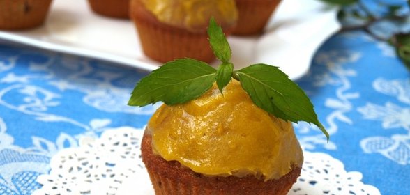 Кексы из манки с вишней и сабайоном