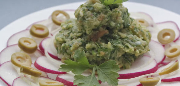 Салат-закуска из редиса с оливками, под соусом Сальса верде