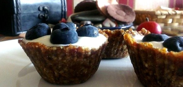 Финиковые корзиночки с голубикой