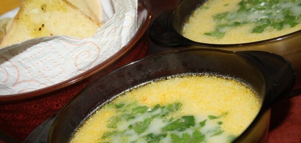 Нежный суп с курицей, сыром и овощами