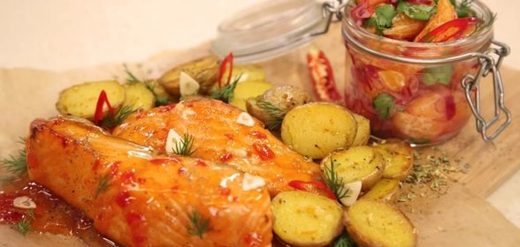 Лосось с печеным картофелем и сальсой из мандаринов