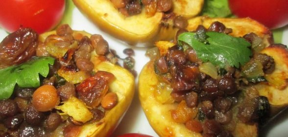 Яблоки, фаршированные изюмом и чечевицей