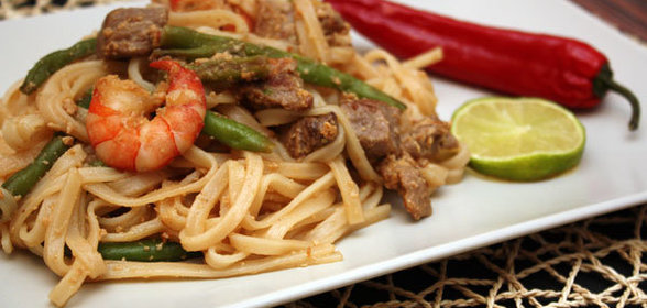 Рисовая лапша с мясом и креветками