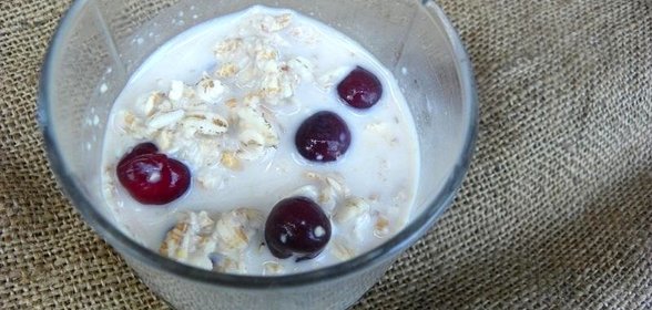 Ленивая овсянка с вишней