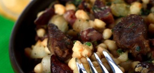 Рагу из баранины с курагой, черной смородиной и картофелем