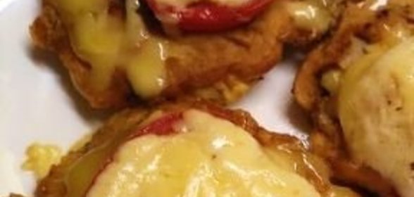 Отбивные с сыром и помидорами