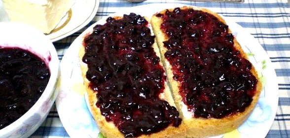 Тосты с маслом и смородиновым вареньем