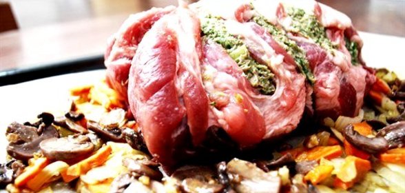 Рулет из свинины с овощами
