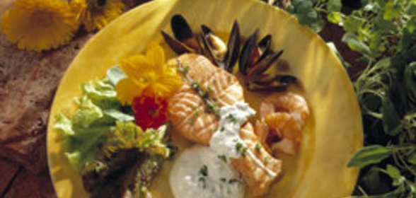 Норвежская семга-гриль с мидиями и сметанным соусом