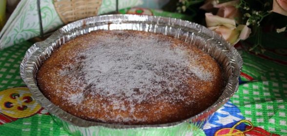 Пирог из кукурузной муки со сливами