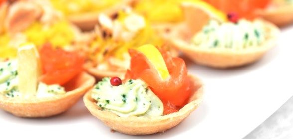 Тарталетки с лососем и авокадо