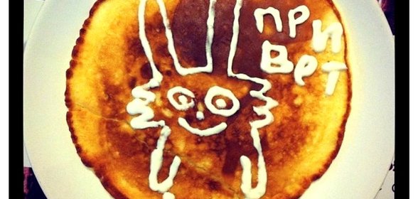 Омлет со сметаной на сковороде