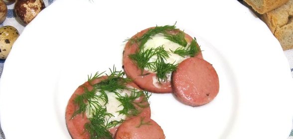 Жареные перепелиные яйца в колбасе