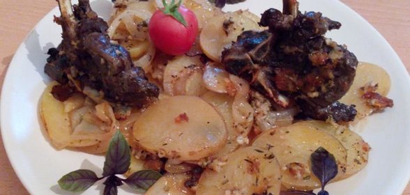 Бараньи ребрышки в медово-чесночной глазури с картофелем