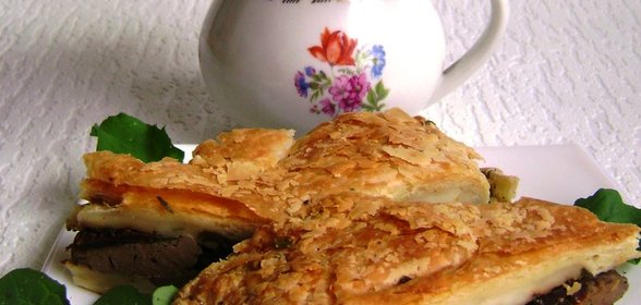 Слоеный пирог с куриной печенью, вялеными помидорами, сыром и зеленым луком