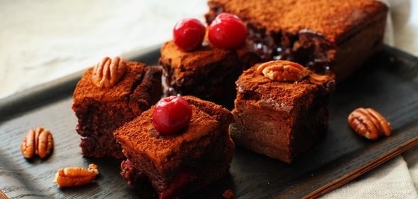 Брауни с вишней и орехами