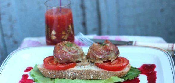 Попьет с клюквенным соусом и томатно-кориандровый сок (paupiette with cranberry sauce and tomato-coriander juice)