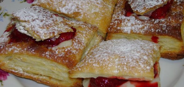 Пирожные из слоеного теста с заварным кремом и клубничным соусом