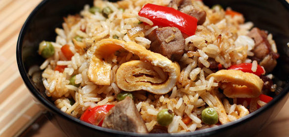 Рис со свининой, овощами и омлетом