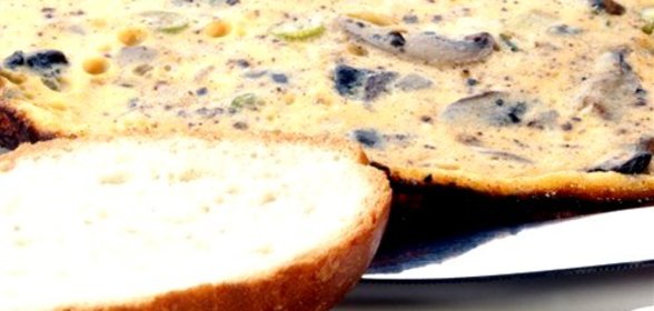 Фриттата с расплавленным сыром и грибами