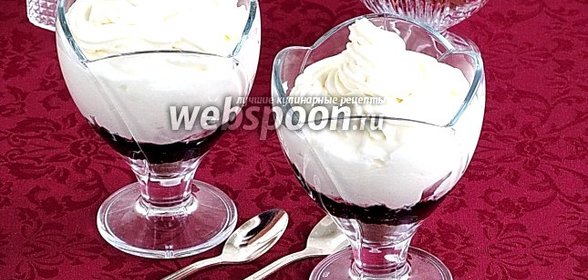 Десерт из сливок, тёртого хлеба и черничного варенья